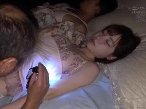 Con gái bị chủ nợ của bố bắt làm nô lệ tình dục để trừ nợ