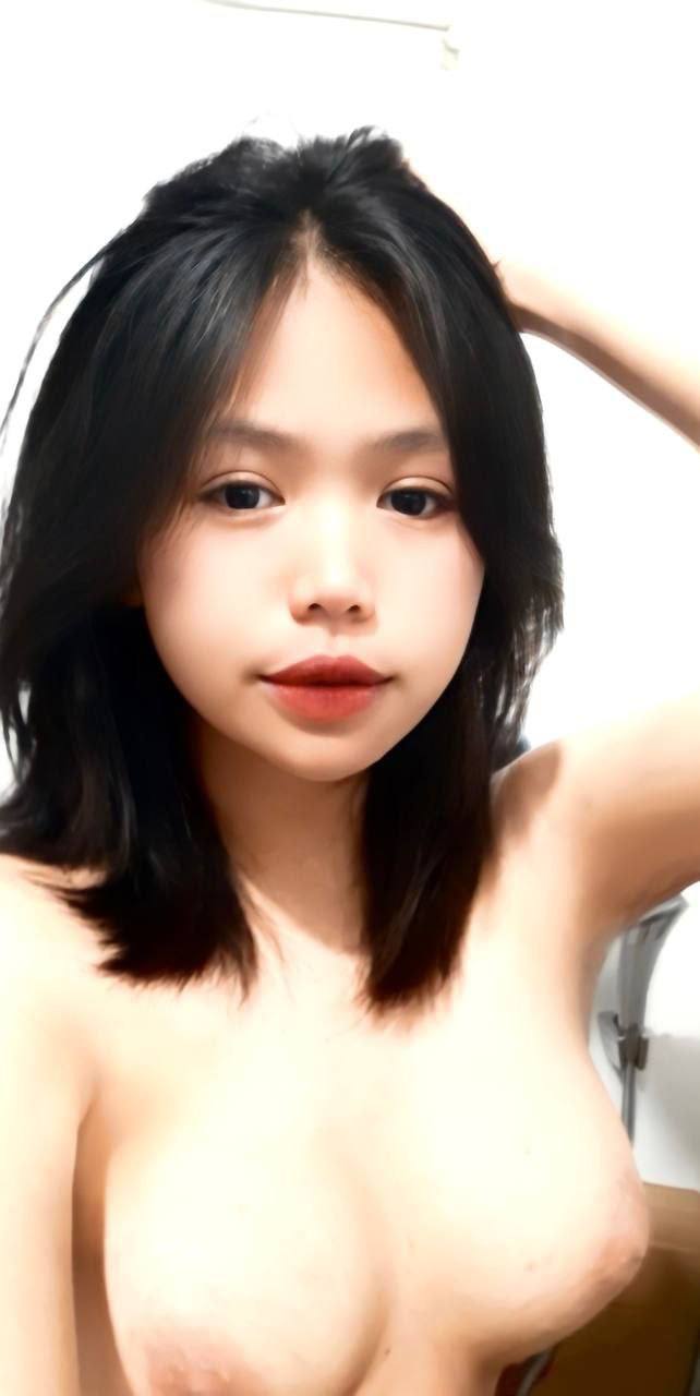 Chịch em thư ký khi chẳng có chuyện gì xảy ra, đầy quyến rũ và gợi cảm, thủ dâm với đạo cụ trên ghế, ngậm sâu con cặc to, ngồi lên trên mà không dùng bao cao su...
